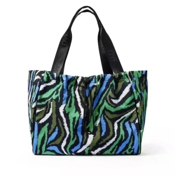 NWT DVF for Target Disco Zebra Tote Bag Laptop
12x18 Diane von Furstenberg NWT - Picture 1 of 4